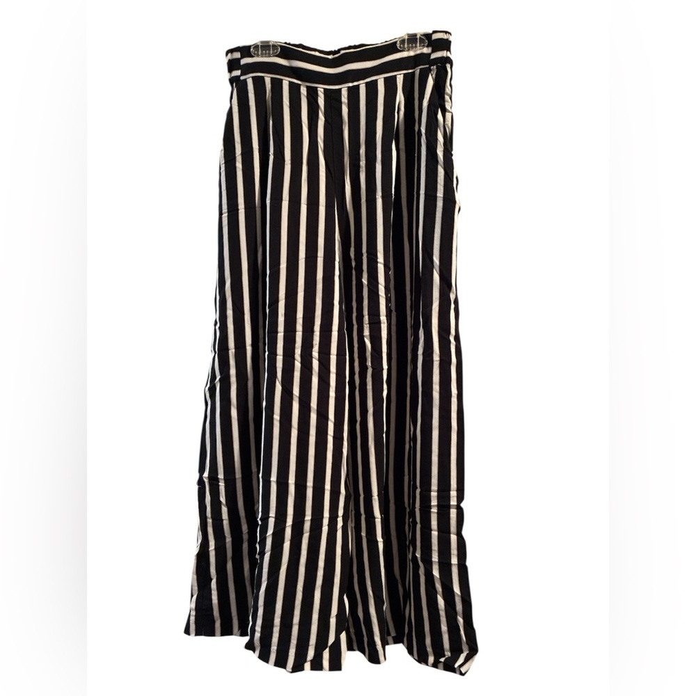 H&M Women’s Black and White Striped Pants. 100% Viscose. Size 6. - Picture 11 of 11